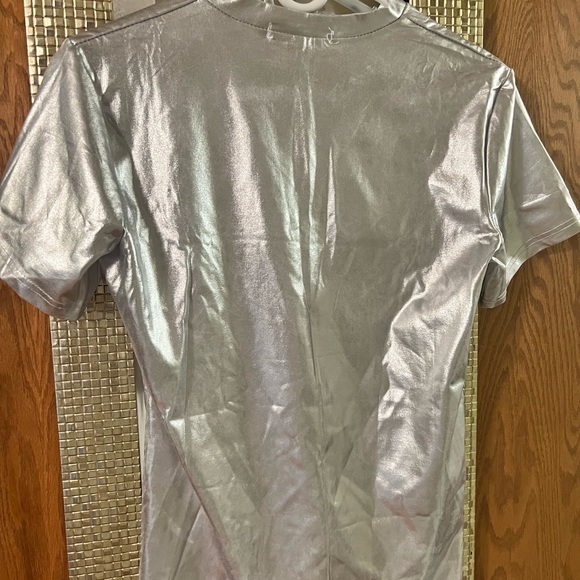 SILVER METALLIC TEE SHIRT BY ZHELIN… SIZE LARGE… EXCELLENT LIKE NEW CONDITION - Picture 4 of 7